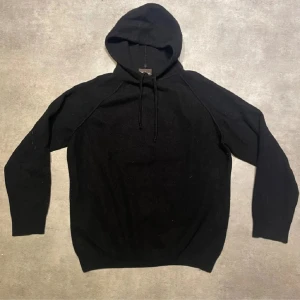 Kashmir hoodie - Hej säljer nu en riktigt snygg 100% Kashmir Hoodie från Os, nu pris 1600kr. Hopdien är i storlek S men passar Xs.