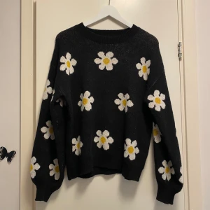 Stickad tröja - Stickad, väldigt varm och söt tröja från Shein. Har använt den endast en gång.