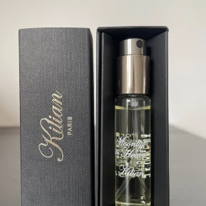 Kilian Moonlight in Heaven - Kilian Moonlight in Heaven eau de parfum Kilian Moonlight in Heaven in 7,5 ml. Only one spray used. It is a sweet, citrus, tropical armoatic fragrance with notes of lemon, peach, mango, coconut, tonka bean, vetiver, and vanilla. 