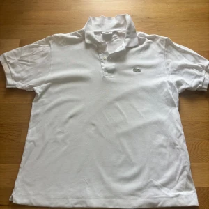 Vit pikétröja från Lacoste - vit piké lacoste storlek S använd 4-5ggr fel storlek för mig