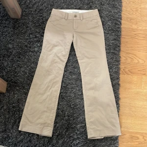 Beiga jeans - Beiga stiliga jeans lik kostymbyxor i storlek 4 (kan liknas med 34/36). Köptes för ca 120$ i USA. Säljer för att jag helt enkelt inte kan ha dom och billigt för att jag bara vill bli av med dom. 