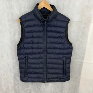 J.lindeberg väst - Säljer denna J.lindeberg väst som är i toppskick, det finns inga hål eller defekter. Storlek M men kan även passa S