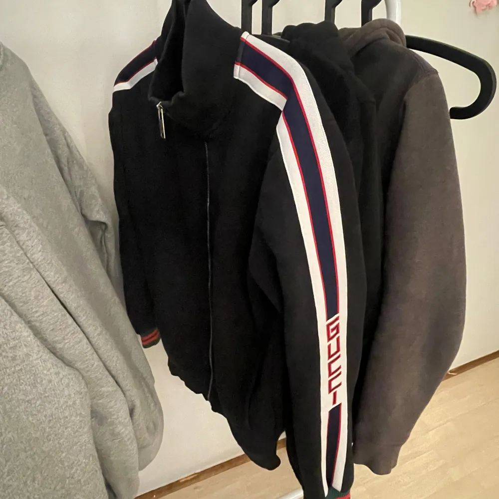 Säljer min Gucci tracksuit som ej används, finns byxor till. Tröjans storlek är M,  Byxorna har storlek S. Bild kan fixas i DM👍  bra skick. Pris ej hugget i sten.. Hoodies.