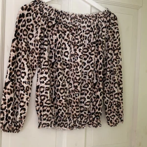 Leopardmönstrad topp - Offshoulder topp i jätteskönt material, bra skick och inga defekter. Pris kan diskuteras 