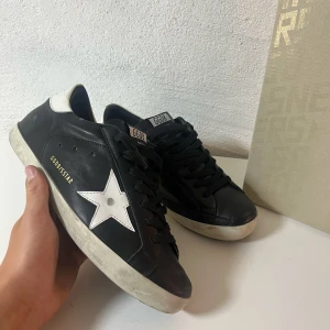 Golden goose superstar - En populär modell från golden goose superstar i storlek 43!  Skorna är i jättefint skick 9/10. Box tillkommer även vid köp!  Hör av dig vid fler frågor eller fler bilder🙌