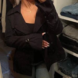Short trench coat  - Svart kort trench coat från vila i strlk S,, helt ny aldrig använd