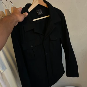 Oscar Jacobsson Helge reg shirt - En Oscar Jacobsson overshirt som kostade 1999kr ny. Perfekt till Hösten, i grymt skick