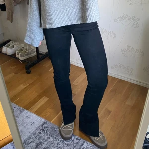 Svarta bootcut jeans - Svarta bootcut jeans från Zara med slits på utsidan. Storlek 36, men passar bra som 34. Knappt använda i jättefint skick. Kan mötas upp i Stockholm