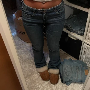 Low waist jeans - Low waist bootcut jeans från Gina (young) I strlk 158, funkar för petit. Inga tydliga defekter och inte använda så mycket💕Jag är 152 och de går över skorna,, skriv för mer bilder och info