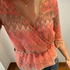 Skit snygg tröja!💘 - LÅNADE BILDER! Säljer denna skit snygga tröja från BikBok i storlek xs men passar även S. Säljer då den ej kommer t användning längre men är i jätte bra skick! Jätte eftertraktad!