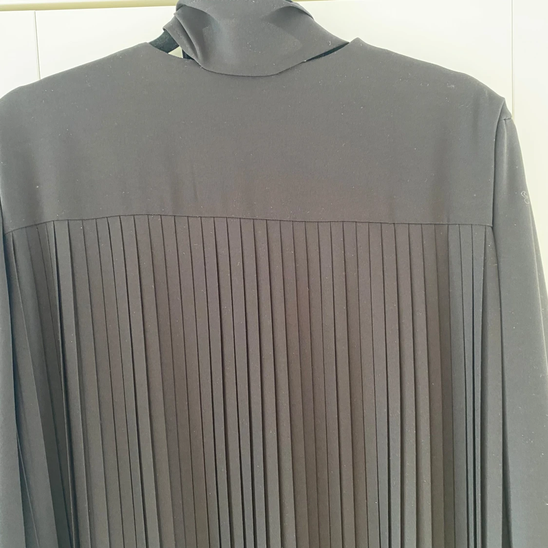 Svart plisserad klänning från Julia June i strl 42 - 93