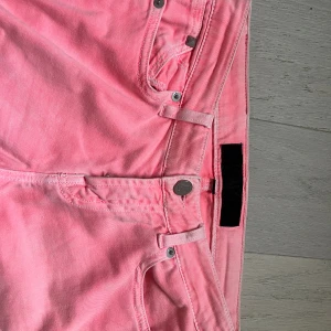 Karl Lagerfeld  - Säljer dessa jeans från  karl Lagerfeld. Skit snygga och ända andledningen är att dem är för små för mig. Skriv till mig för måtten 
