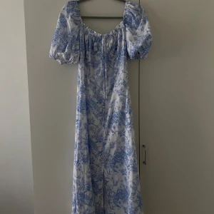 Klänning - Sommarklänning köpt i Grekland. Storlek S. Oanvänd. Köpt för 700, säljs för 199. Köpare står för frakt alt kan mötas i Göteborg. 