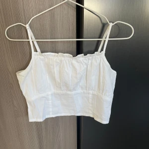 Vit topp - En väldigt söt vit topp från Hm i strl 36, den har tyvärr blivit för liten för mig så kommer inte till användning!🌸