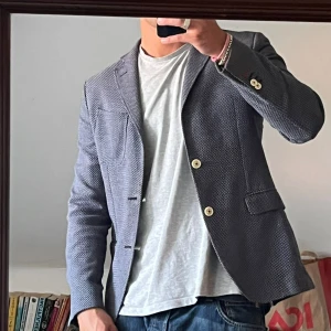 Massimo Dutti Kavaj  - Snygg kavaj från Massimo Dutti. Skick 9/10. Använd 3 gånger. Passar perfekt för att både klä och upp ner beroende på tillfälle.