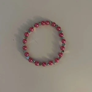 Rosa pärlarmband - Säljer ett supergulligt armband med rosa pärlor och små silverfärgade detaljer emellan. Perfekt för att piffa upp vilken outfit som helst! Passar både till vardags och fest. 💖