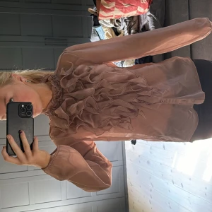 dustyrosa volang blus - aldrig använd, snygg till fest