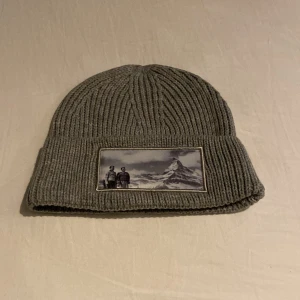 Revenite mössa - Grå Revenite mössa som är helt ny och passar vem som helst.