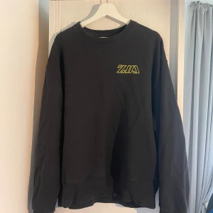 collegetröja  - Snygg collegetröja med tryck fram/bak så skön och snygg🖤(Plagget säljs i beganat och befintligt skick)