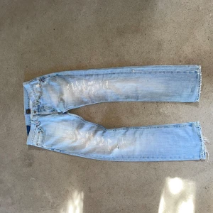 Dondup jeans - Snygga dondup jeans med slitningar. Säljer för att jag har vuxit ur de!