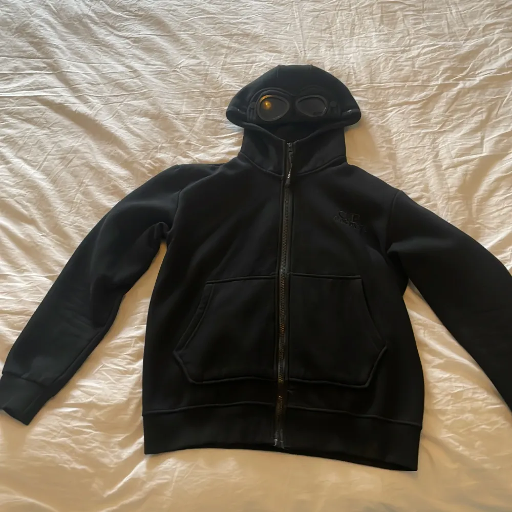 säljer min cp company hoodie då den har blivit för liten för mig och använder den inte längre och köpte den själv begagnad skick 8/10. om ni vill ha fler bilder på tröjan eller lite mer information om den så e de bara att kontakta mig.. Tröjor & Koftor.