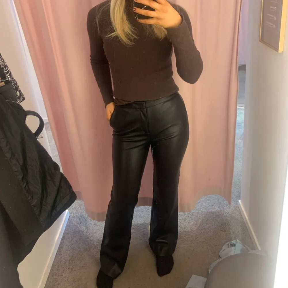 Sitter helt perfekt, stretchiga så passar typ alla ! Är 165 för referens 🥰 bra skick!. Farkut & Housut.