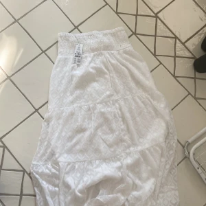 Lågmidjad maxiskirt  - Aldrig använd, säljer eftersom fick i present o hade redan en. Har taggen kvar, priset kan diskuteras 😊