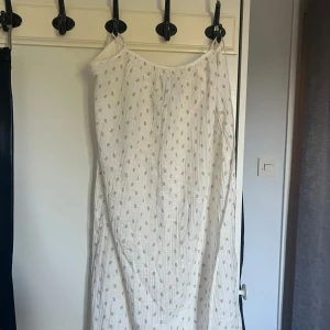 Klänning - Vacker klänning med blommor på🫶 Inga bilder med den på då den e för för liten tyvärr!