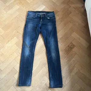 Nudie jeans i skick 8/10 2 hål men de ser man inte. Storlek W27 L30. Modellen är slimfit. Kom gärna om ni har några frågor.