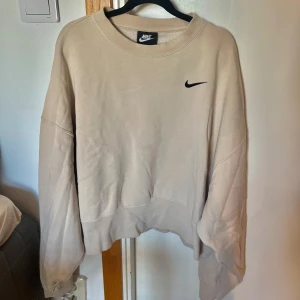 ”Vintage” beige nike sweatshirt - Fin och knappt använd. Gott skick. Mer oversized modell (passar de som har xs-m)