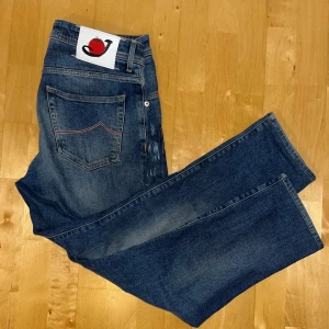 Jacob Cohën Jeans - Asfeta Sällsynta Jacob Cohën jeans i toppen skick med slitningar. 9,7/10. Gå verkligen inte misste om dessa sjuka jeans🙌nypris runt 5500. pris går alltid att diskutera, hör av er vid frågor eller funderingar🤝