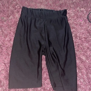 Silkes shorts 🩳  - Jätte gulliga silkes shorts! Inga skador eller fläckar! Säljer dem för 100kr! Frågor eller funderingar är det bara att skriva till mig!🖤🌸🫶🏻