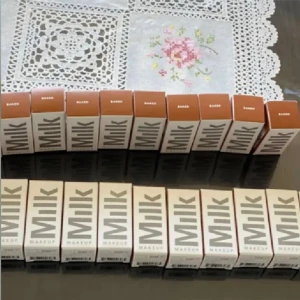 Milk Makeup Bronzer i nyansen Baked - Säljer en helt ny Milk Makeup Bronzer i den populära nyansen Baked. Perfekt för att ge ansiktet en solkysst look. Kommer i en smidig stickform som gör appliceringen enkel och jämn. Förpackningen är stilren och kompakt, vilket gör den lätt att ta med sig i väskan.