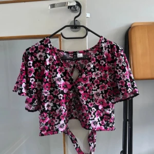 Blommig blus - Oanvänd 🫶🏼