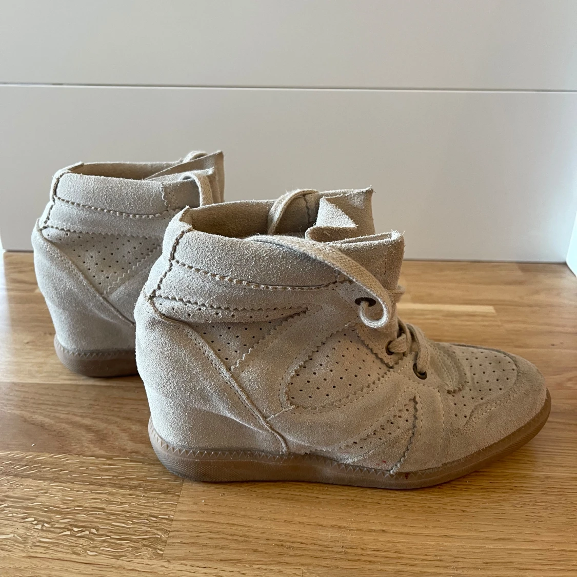 Beige sneakers i mocka