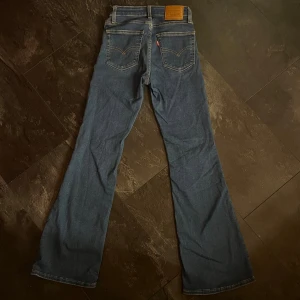 Bootcut jeans - Snygga LEVI’S jeans med bootcut. Stl 26 som motsvarar xs-s. Nypris 1299.
