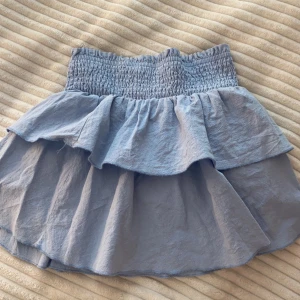 Kjol - Säljer denna fina somriga volang kjol i storlek xs. Superfin och är som ny. Ej genomskinlig! 