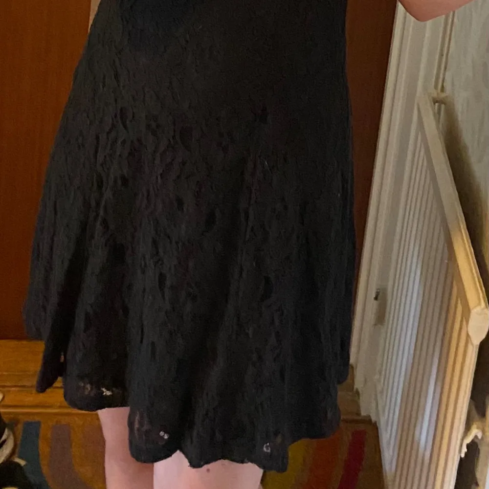 Spetsklänning, ganska kort med dragkedja i sidan 🥰 Underklänningen är lite lite kortare så man ser spetsen längst ner. Storlek 40 men är ganska liten, tycker den sitter bra på 36/38 ⭐️. Mekot.