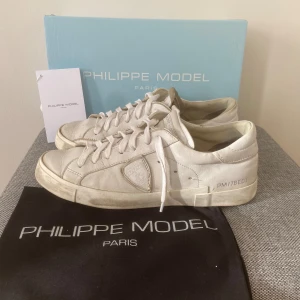 Philipe model skor - Tja! Säljer nu mina riktigt snygga Philippe model skor! Skicket är bra men finns tecken på användning, Den enda defekten är sulan då det släppt lite(se bild 4) därav priset|nypris:3499kr mitt pris:1499kr|Box ingår| hör gärna av er vid funderingar!👟