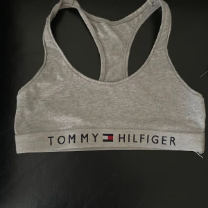 Top från Tommy Hilfinger stl S  - Fin top där jag råkat fastna och rivit upp en tråd enligt bild.  Använd 2-3 ggr sen upptvättad och legat i en låda. 💞