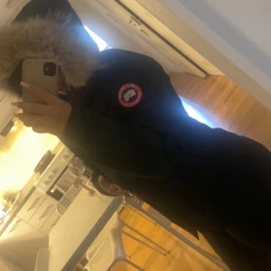 Canada goose jacka - Pratat med canada goose kundservice och dom bekräftar att jackan är äkta, men märket är på andra sidan armen pgr av att jackan är gammal (gammal modell) Lägsta pris: 500 (bara vid snabbaffär)  Köpte från en tjej för 2700. Pris: 600