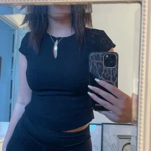 Svart topp - Jätte söt svart topp knapp använd🥰