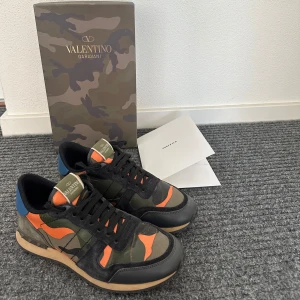 valentino rockrunner - ett par riktigt snygga skor till vintern, är storlek 41 och är i nyskick! Allt og tillkommer vid köp!   hör gärna av er vid intresse!