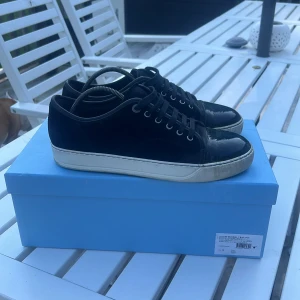 Lanvin - Hej! Säljer dessa fina lanvin captoe UK 6, dem är i bra skick men lite tecken på slitage vid tån (sprickor) annars väldigt fina. Priset är inte hugget i sten så kom med förslag om inte de passar!