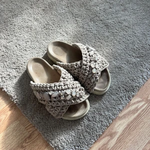 Inuikii tofflor beige - Säljer mina väääldigt sköna beiga inuikii-tofflor som är inköpta för 2500kr. Är i väldigt fint skick.