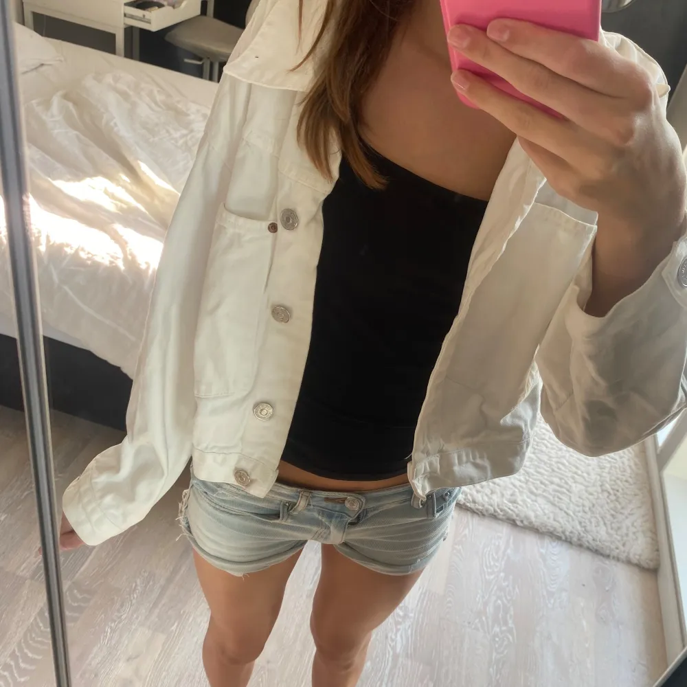 Säljer en overs size vit jeansjacka från Zara i storlek S. supersnygg och passar till allt. Är väl använd men kommer inte till använd längre. Köpte för 599. Säljer för 480. Pris kan diskuteras.🤗😋❤️. Takit.