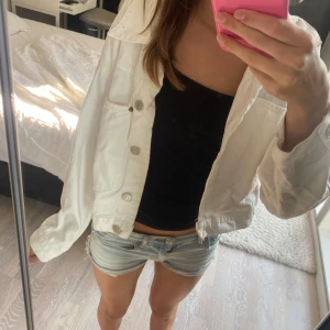  Oversized vit jeansjacka från zara -  Säljer en overs size vit jeansjacka från Zara i storlek S. supersnygg och passar till allt. Är väl använd men kommer inte till använd längre. Köpte för 599. Säljer för 480. Pris kan diskuteras.🤗😋❤️