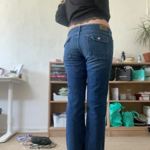 Levis jeans  - Mörkblå Lågmidjade Levis jeans jag köpt second hand. Väldigt bra skick för att vara second hand 🙌 passar mig som har S/36 och 170💕uppsprättade längst ner (se 3 bild) använd helst instabox men annat går också bra 🤗💕