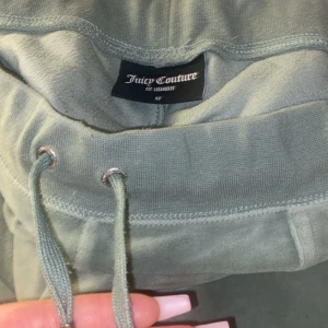  juicy byxor - Gröna juicy byxor, välanvända men jätte fint skick. Bilder på? Kontakta mig. Strlk M, men skulle säga att dom sätter sig efter formen, så passar från S-L. Kan även tänka mig byta till storlek S  i svarta eller gråa i fint skick. Pris: 500