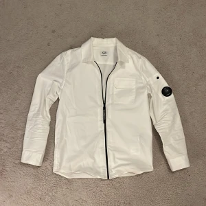Cp company overshirt - Tjenare jag säljer en cp company overshirt  som är märkt i storlek 10år men jag skulle säga att den passar 150-160 den är i bra skick bara andvänd ett fåtal gånger! Nypris 2500 mitt pris 1489😃 skriv till mig om det är något du undrar!💭 💯